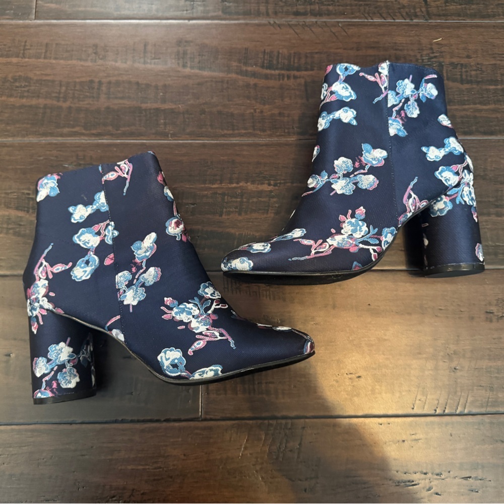 Urban Outfitters Navy Floral Ankle Boots - Picture 7 of 11